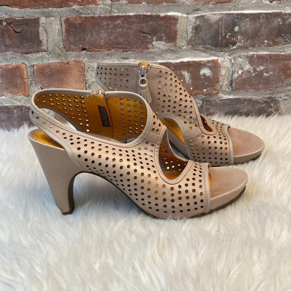 Tsubo Casius Leather Heels in Putty, Size 7 - Picture 4 of 17